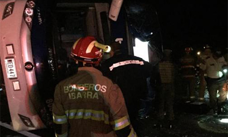 Accidente de bus en Ecuador Un muerto y varios heridos tras volcar un bus en el norte de Ecuador